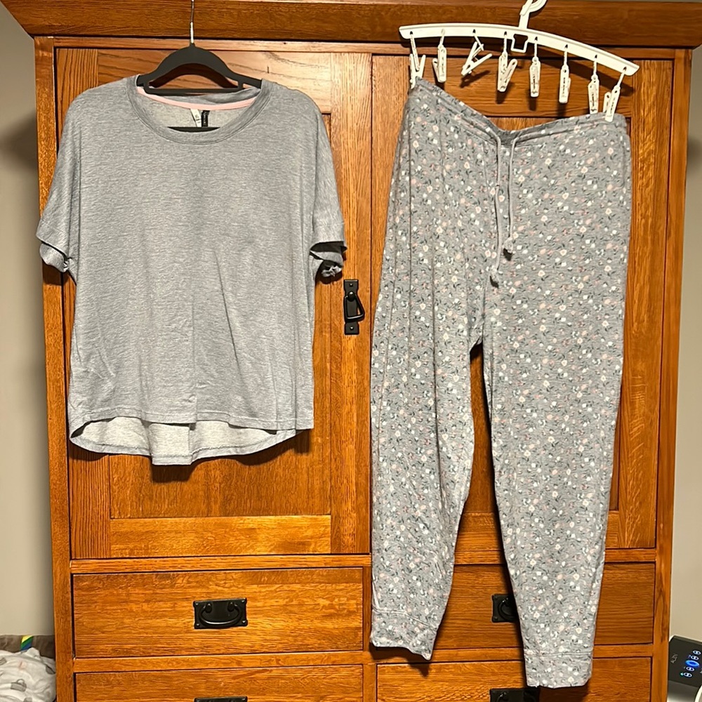 Gray pajama set! So comfy! XL Jaclyn Intimates. Floral bottoms. Solid top.